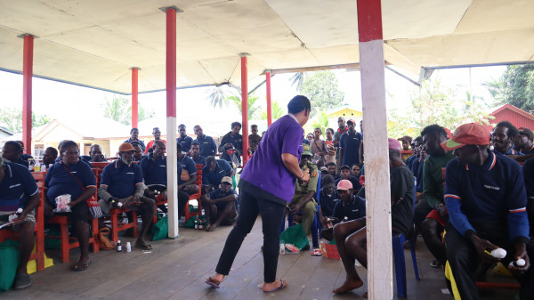 Pelatihan Budidaya Ternak Ayam Di Distrik Garut Timur Jauh